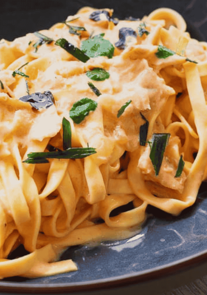 Tagliatelle maison au saumon, flambées à la vodka